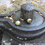 2014.12.15 Bhaktapur 55 Shiva shrines lingam with fruit ResizeBy Donna Yates CC BY-NC-SA